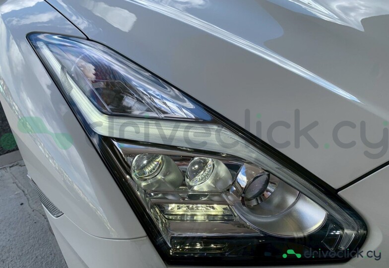 Nissan GT-R White