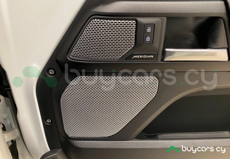 Land Rover Defender Белый