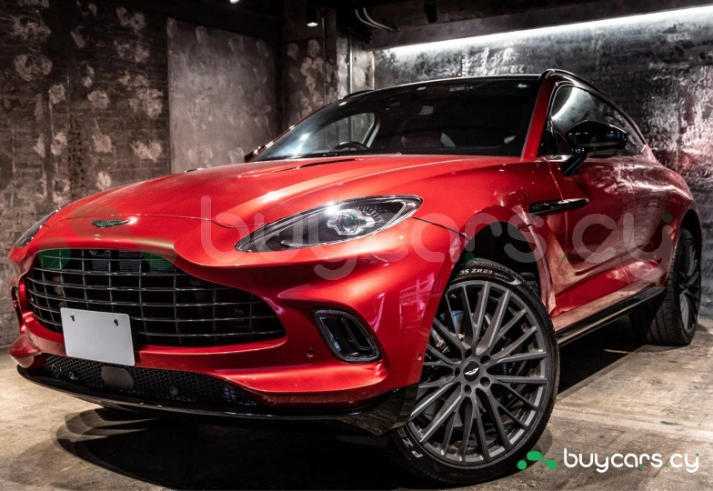Aston Martin DBX Красный