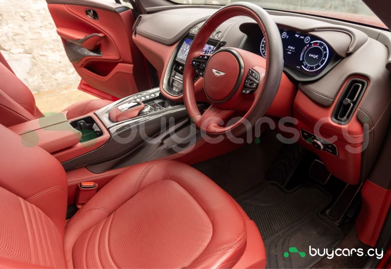 Aston Martin DBX Красный