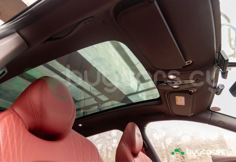 Aston Martin DBX Красный