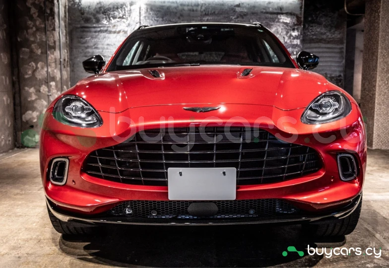 Aston Martin DBX Красный