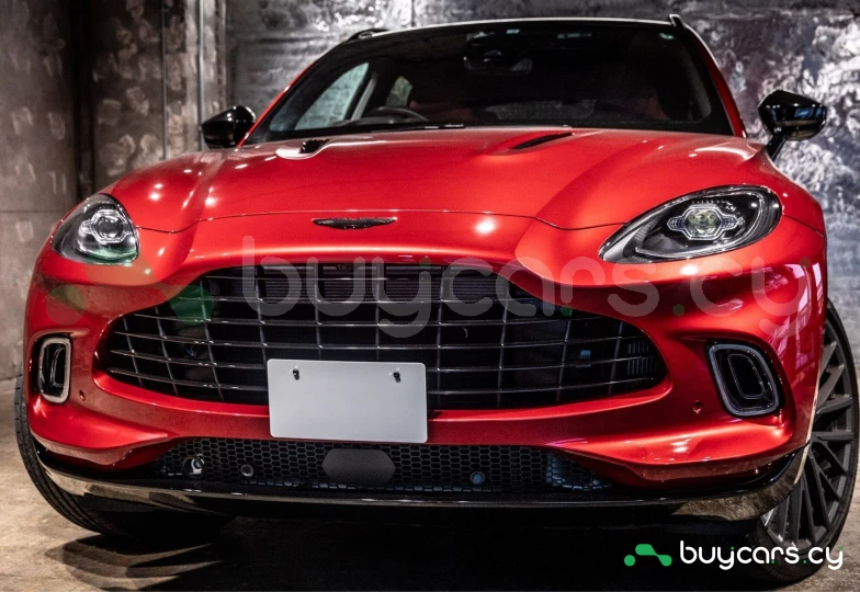 Aston Martin DBX Красный