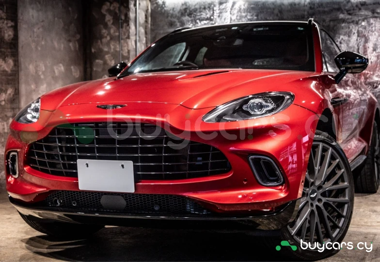 Aston Martin DBX Красный