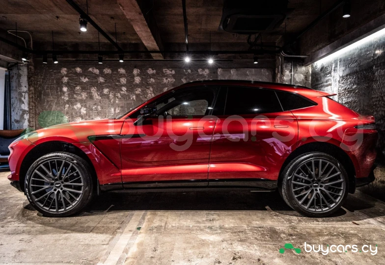 Aston Martin DBX Красный