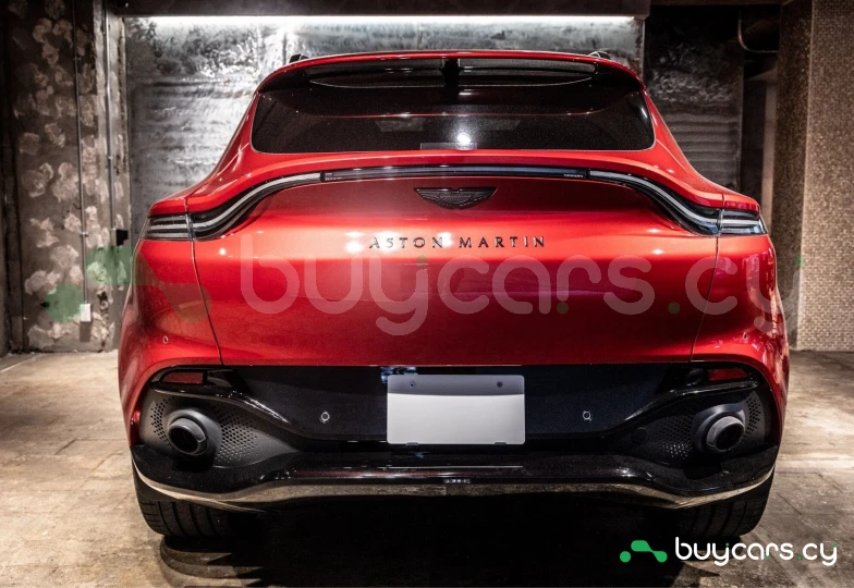 Aston Martin DBX Красный