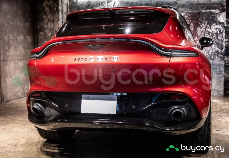 Aston Martin DBX Красный