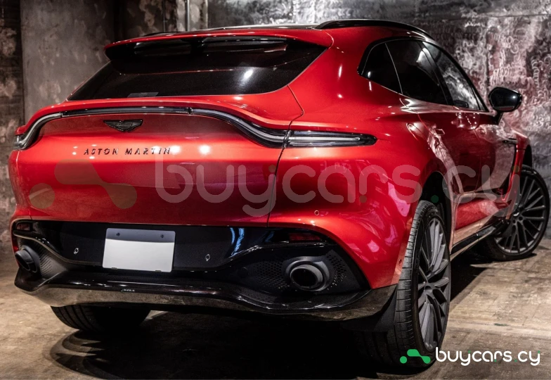 Aston Martin DBX Красный