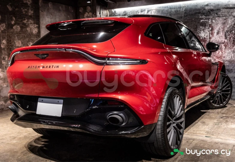 Aston Martin DBX Красный