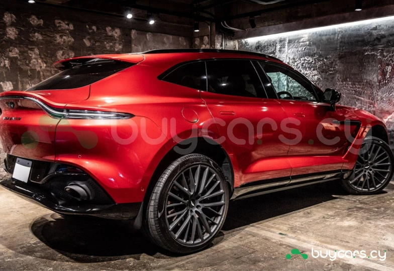 Aston Martin DBX Красный