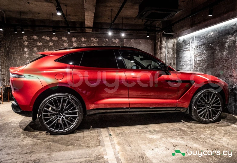 Aston Martin DBX Красный