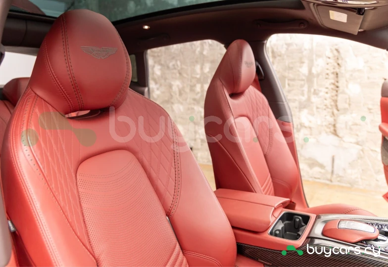 Aston Martin DBX Красный
