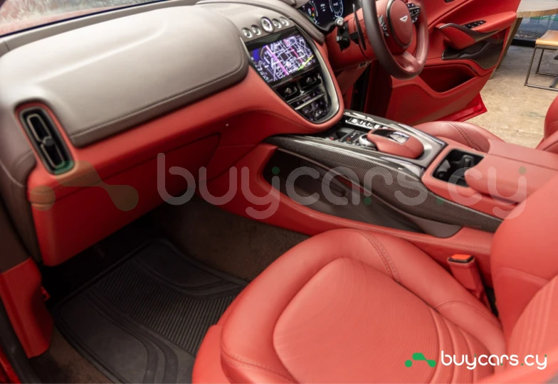 Aston Martin DBX Красный