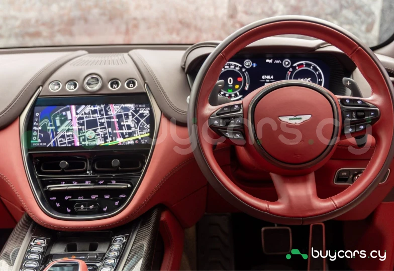 Aston Martin DBX Красный