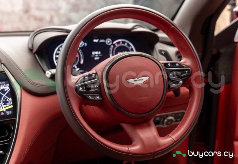 Aston Martin DBX Красный