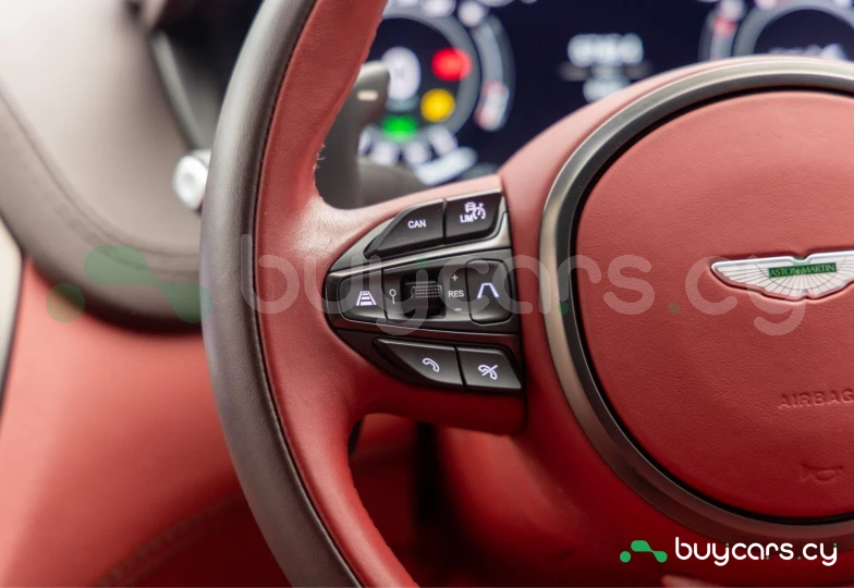 Aston Martin DBX Красный