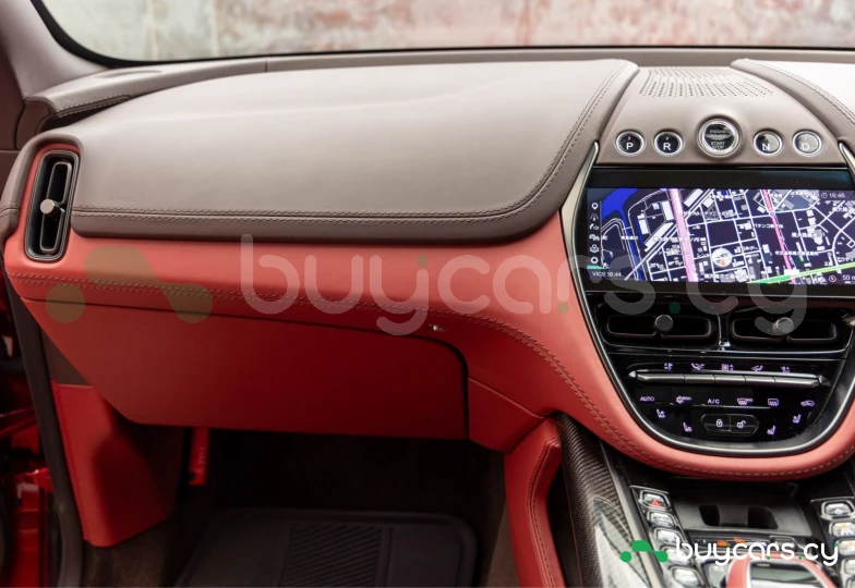 Aston Martin DBX Красный