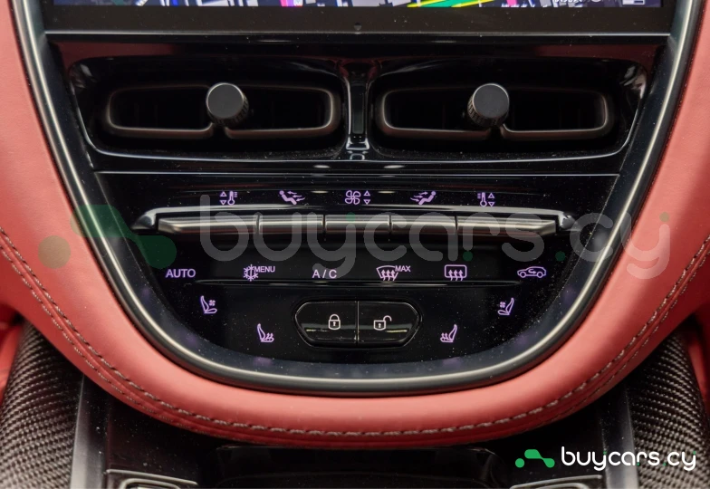 Aston Martin DBX Красный