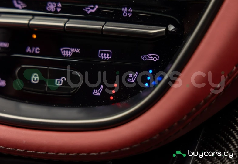 Aston Martin DBX Красный