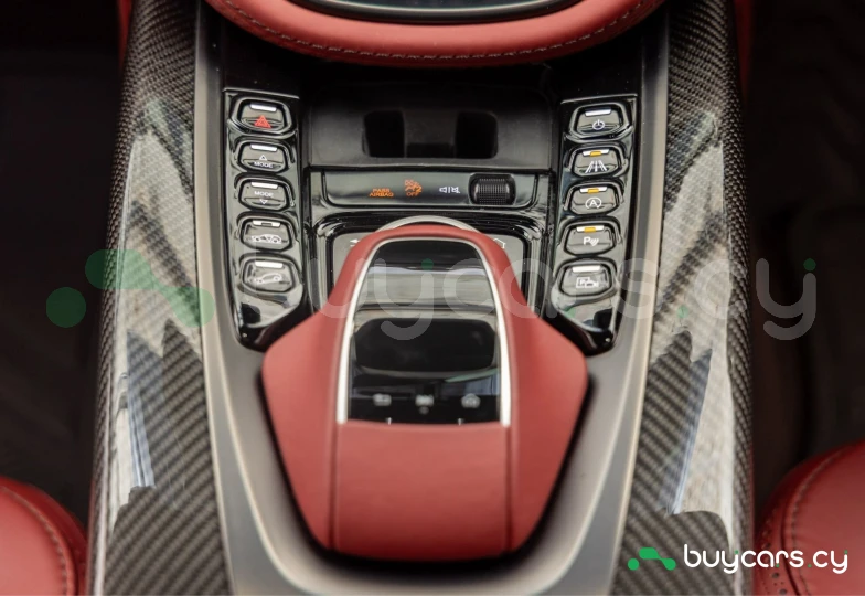 Aston Martin DBX Красный