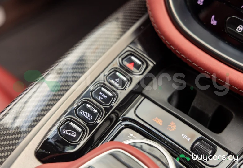 Aston Martin DBX Красный