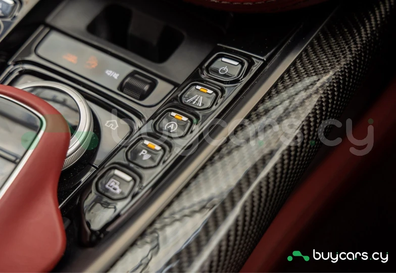 Aston Martin DBX Красный