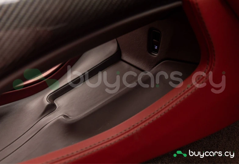 Aston Martin DBX Красный