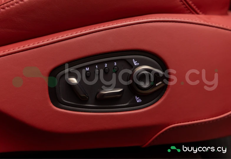 Aston Martin DBX Красный