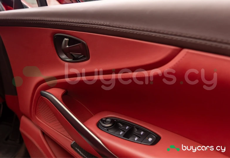 Aston Martin DBX Красный