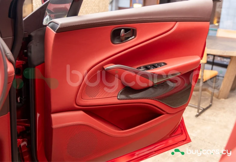 Aston Martin DBX Красный