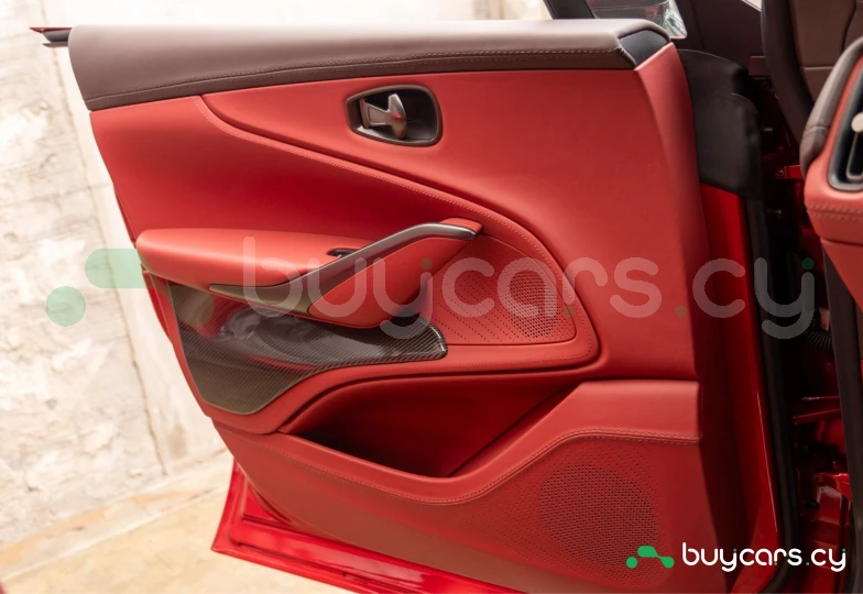 Aston Martin DBX Красный