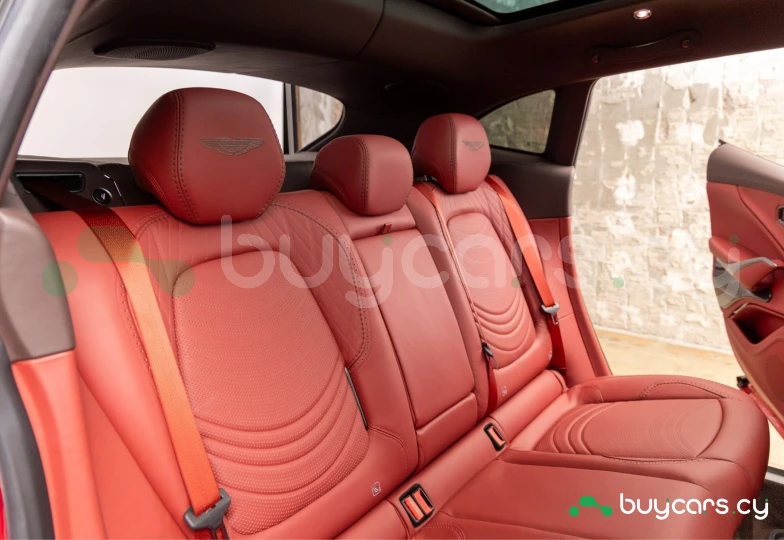 Aston Martin DBX Красный