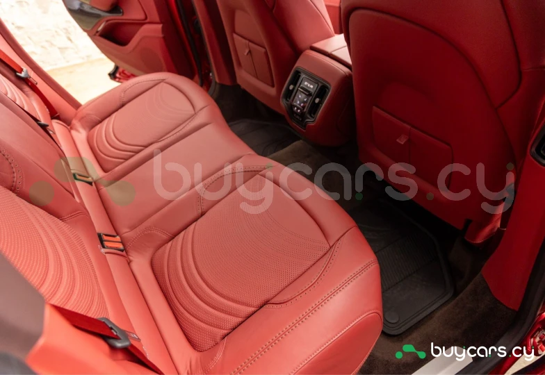 Aston Martin DBX Красный