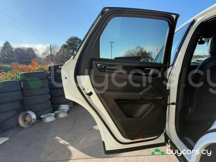 Porsche Cayenne White