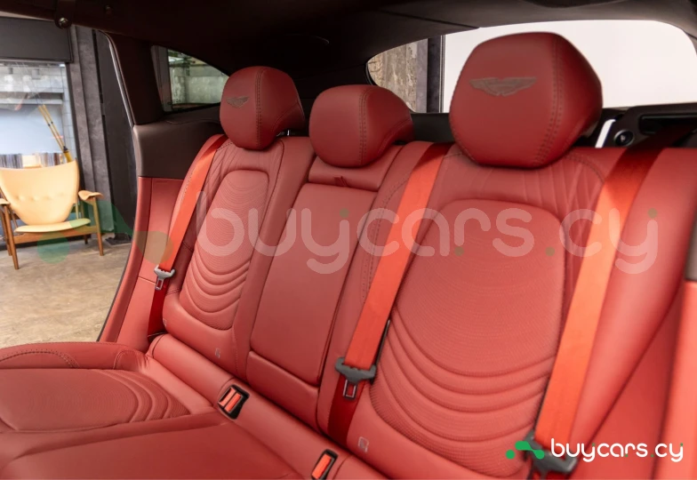 Aston Martin DBX Красный