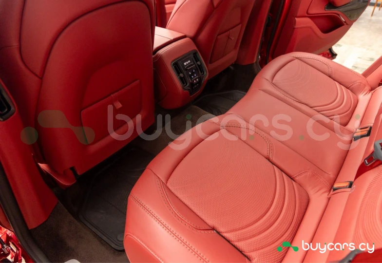 Aston Martin DBX Красный