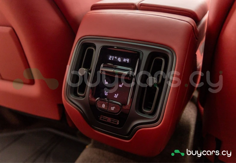 Aston Martin DBX Красный