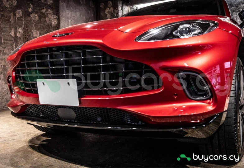 Aston Martin DBX Красный