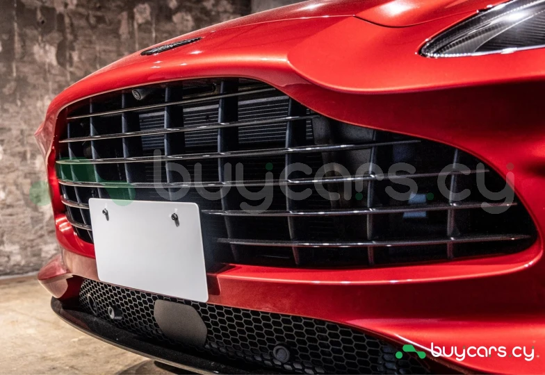 Aston Martin DBX Красный