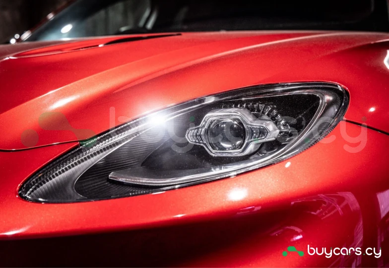 Aston Martin DBX Красный