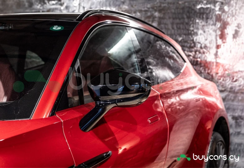 Aston Martin DBX Красный