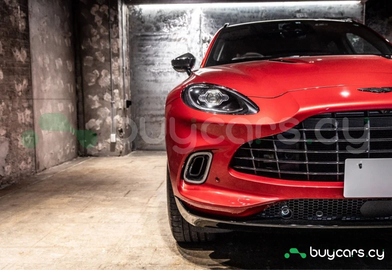 Aston Martin DBX Красный