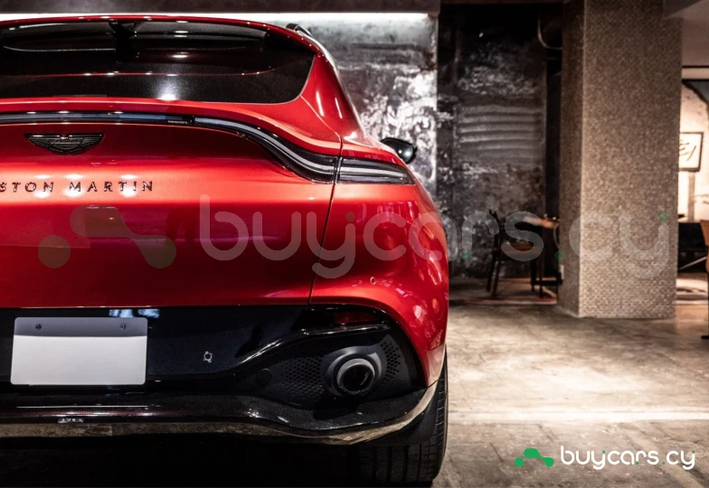 Aston Martin DBX Красный