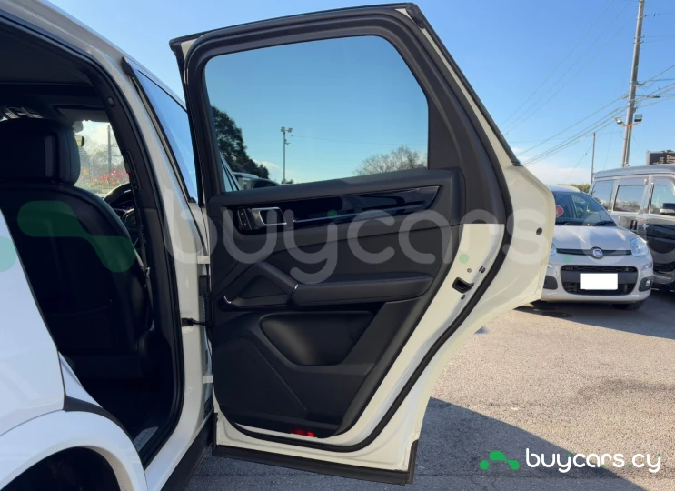 Porsche Cayenne White