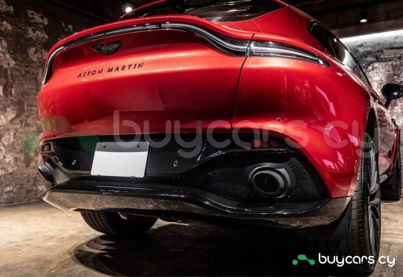 Aston Martin DBX Красный