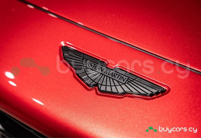 Aston Martin DBX Красный