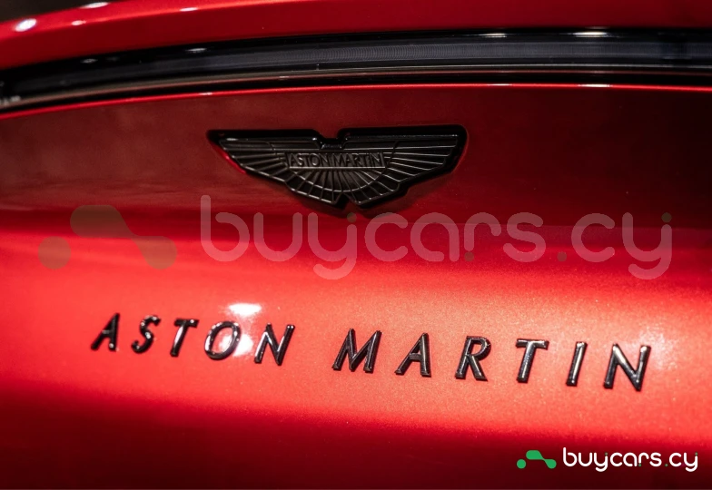 Aston Martin DBX Красный