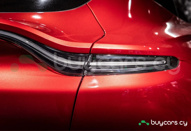 Aston Martin DBX Красный