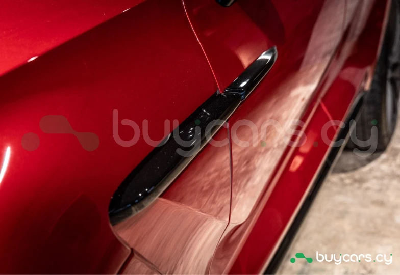 Aston Martin DBX Красный