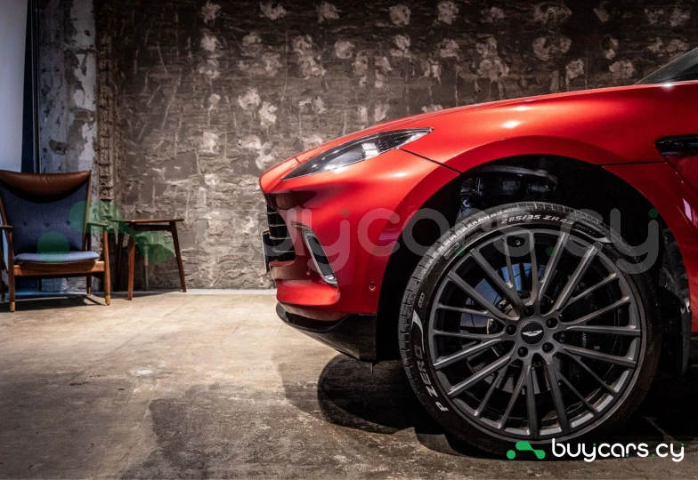 Aston Martin DBX Красный